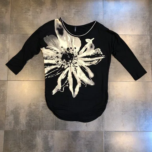 3/4 sleeve top with flower design NWOT - Picture 3 of 9